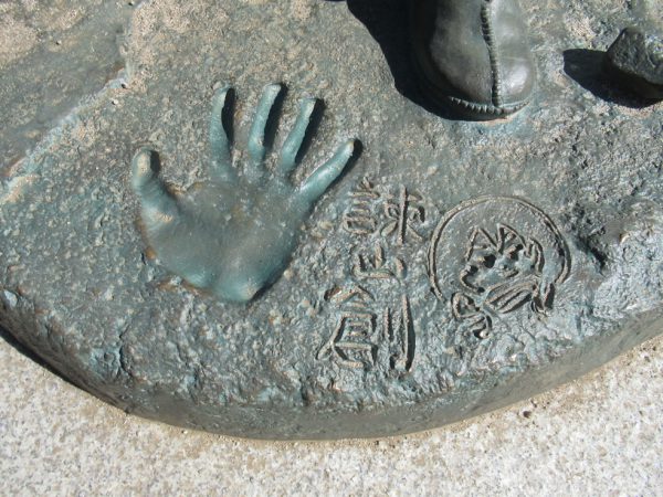 エレン・ミカサ・アルミンの銅像の台座　諌山先生の手形とサイン