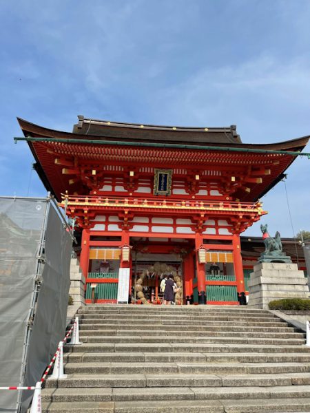 伏見稲荷神社の門。茅の輪がかけられていますね
