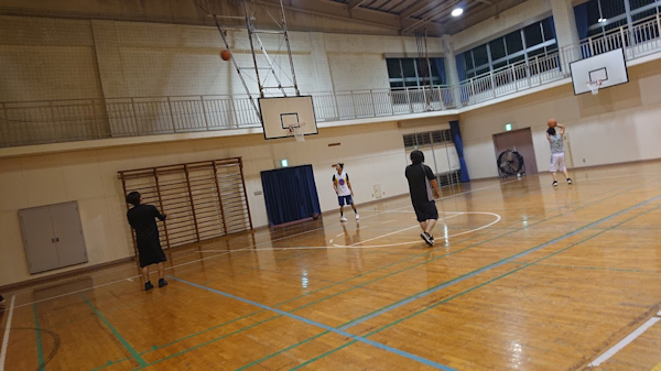 体育館でバスケットボールを楽しむナカシマスタッフたち