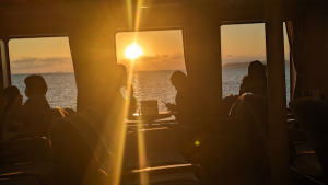 パールクィーン船内にて、夕日で逆光になった乗客