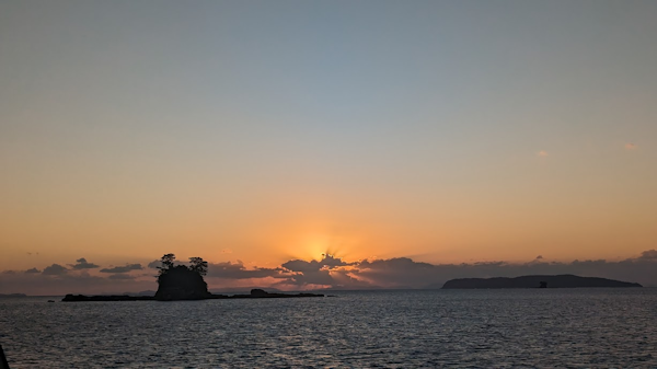 雲に隠れながらも九十九島の水平線へ沈んでいく夕日