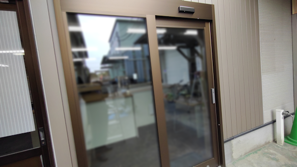 筑紫野工場の事務所入り口が自動ドアに変わりました
