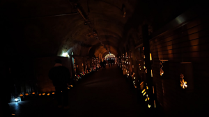 暗いトンネルに灯篭にともされた炎がゆらめく幻想的な空間