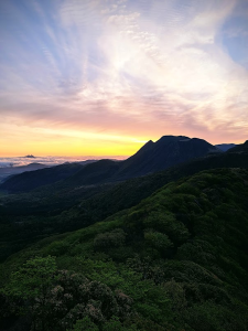 朝焼けと山