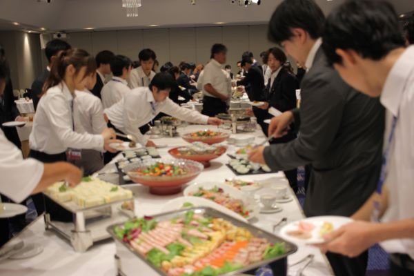 立食食事会の様子