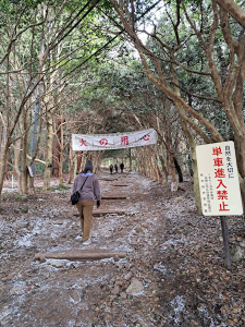 雪の残る金峰山登山道