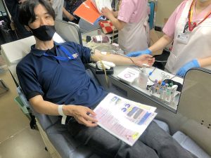 献血をおこなうスタッフ