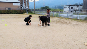 スキットルを立て直すスタッフ